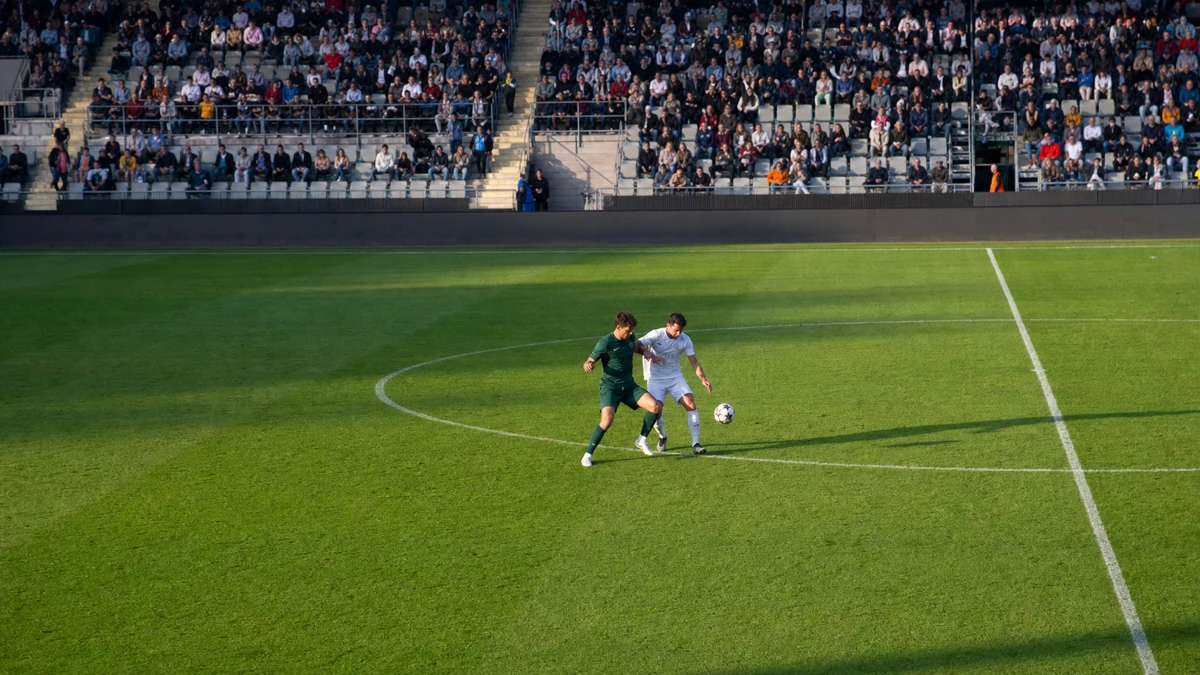 Spelmoment från en fotbollsmatch i Superettan.