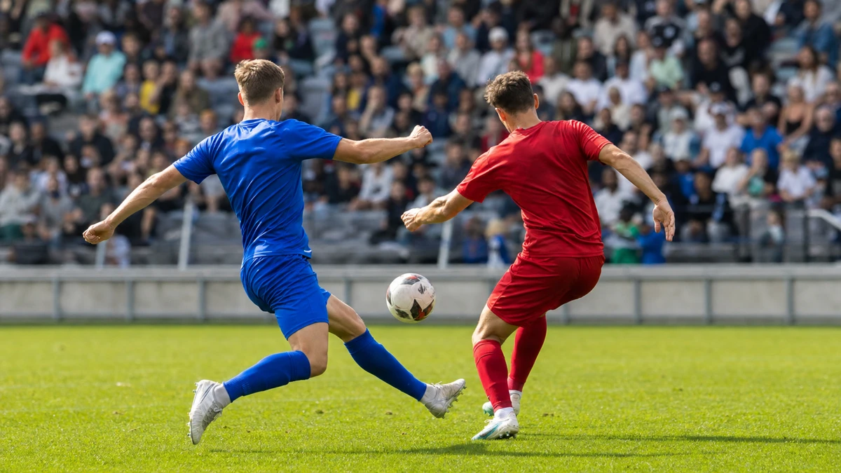 Spelmoment från en fotbollsmatch i Superettan.